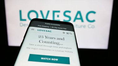 Stuttgart, Almanya - 08-18-2025: ABD 'li mobilya şirketi The Lovesac Company' nin web sitesi logo önünde ekranda. Telefon ekranının sol üst kısmına odaklan.