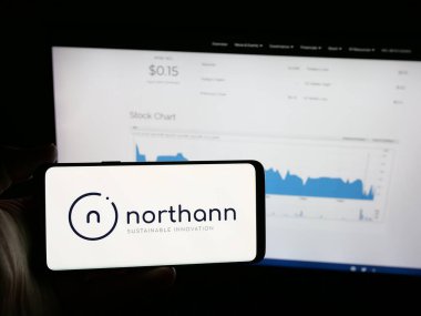 Stuttgart, Almanya - 08-18-2025: ABD 'li 3D baskı şirketi Northann Corp' un logosunu elinde tutan kişi web sitesinin önünde ekranda. Telefon ekranına odaklan.