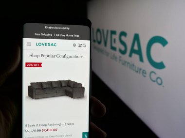 Stuttgart, Almanya - 08-18-2025: ABD 'li mobilya şirketi The Lovesac Company' nin web sayfası olan cep telefonu logosu önünde ekranda. Telefon ekranının merkezine odaklan.