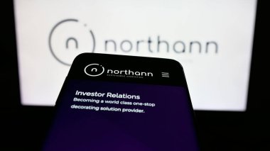 Stuttgart, Almanya - 08-18-2025: ABD 'li 3D baskı şirketi Northann Corp.' un web sitesi olan cep telefonu logonun önünde ekranda. Telefon ekranının sol üst kısmına odaklan.