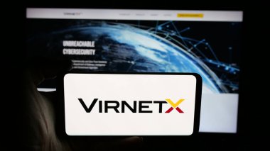 Stuttgart, Almanya - 08-18-2025: ABD 'li internet güvenlik şirketi VirnetX Inc.' in logosunun bulunduğu cep telefonu web sayfası önünde ekranda. Telefon ekranına odaklan.