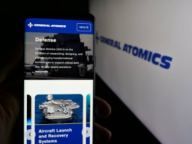 Stuttgart, Almanya - 08-18-2025: ABD 'li savunma şirketi General Atomics' in (GA) web sitesinin akıllı telefonu logonun önünde ekranda. Telefon ekranının merkezine odaklan.