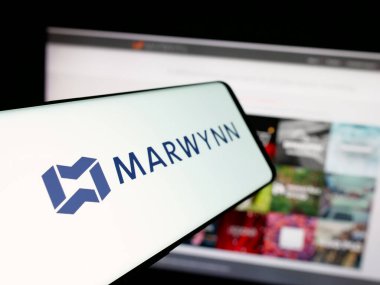 Stuttgart, Almanya - 08-18-2025: İnternet sitesi önünde ekranda ABD tedarik zinciri Marwynn Holding Inc. 'nin logosuna sahip akıllı telefon. Telefon ekranının soluna odaklan.