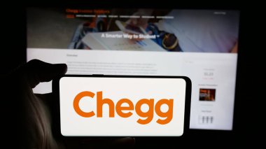 Stuttgart, Almanya - 08-18-2025: ABD 'li Edtech şirketi Chegg Inc.' in logosunun bulunduğu cep telefonu web sayfasının önünde ekranda. Telefon ekranına odaklan.