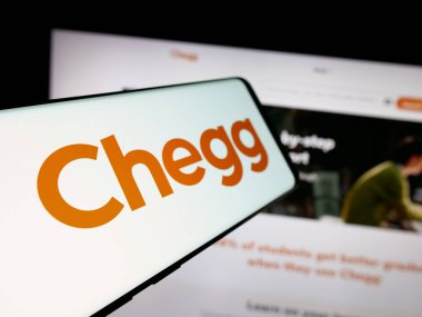 Stuttgart, Almanya - 08-18-2025: İnternet sitesinin önünde ekranda ABD 'li Edtech şirketi Chegg Inc.' in logosuna sahip akıllı telefon. Telefon ekranının merkez soluna odaklan.