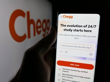 Stuttgart, Almanya - 08-18-2025: ABD 'li Edtech şirketi Chegg Inc.' in internet sayfası olan cep telefonu logonun önünde ekranda. Telefon ekranının merkezine odaklan.