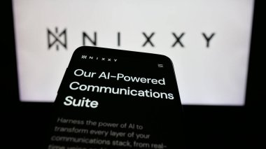Stuttgart, Almanya - 08-18-2025: ABD 'li iletişim şirketi Nixxy Inc.' nin web sitesiyle birlikte cep telefonu logonun önünde ekranda. Telefon ekranının sol üst kısmına odaklan.
