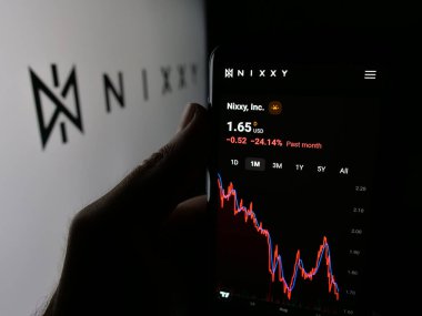 Stuttgart, Almanya - 08-18-2025: ABD iletişim şirketi Nixxy Inc. 'in web sayfası ile akıllı telefon sahibi kişi logonun önünde ekranda. Telefon ekranının merkezine odaklan.