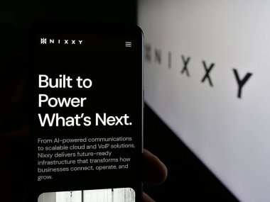 Stuttgart, Almanya - 08-18-2025: ABD 'li iletişim şirketi Nixxy Inc.' in web sayfası olan cep telefonu logosu önünde ekranda. Telefon ekranının merkezine odaklan.
