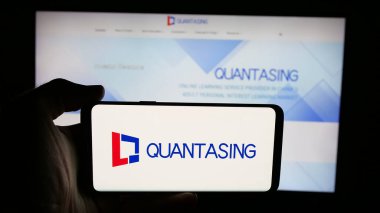 Stuttgart, Almanya - 08-18-2025: Çinli şirket QuantaSing Group Limited 'in logosunun bulunduğu cep telefonu web sayfası önünde ekranda. Telefon ekranına odaklan.