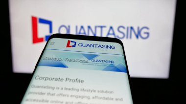 Stuttgart, Almanya - 08-18-2025: Çinli şirket QuantaSing Group Limited 'in web sitesiyle birlikte cep telefonu logonun önünde ekranda. Telefon ekranının sol üst kısmına odaklan.