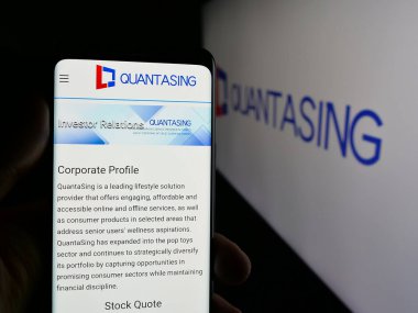 Stuttgart, Almanya - 08-18-2025: Çinli şirket QuantaSing Group Limited 'in web sayfası olan cep telefonu logosu önünde ekranda. Telefon ekranının merkezine odaklan.