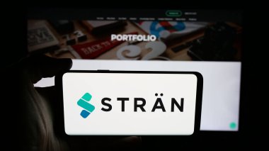 Stuttgart, Almanya - 08-18-2025: Pazarlama ürünleri şirketi Stran Company Inc. 'in logosunun bulunduğu cep telefonu web sayfası önünde ekranda. Telefon ekranına odaklan.