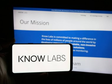 Stuttgart, Almanya - 08-18-2025: ABD 'li tıbbi cihaz şirketi Know Labs Inc.' in logosunu taşıyan kişi web sitesinin önünde ekranda. Telefon ekranına odaklan.