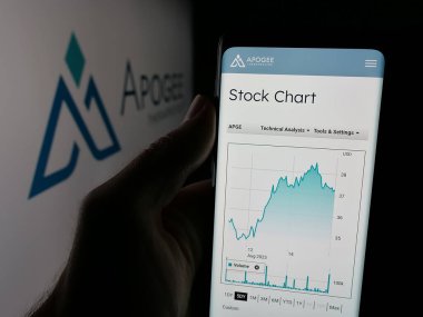 Stuttgart, Almanya - 08-18-2025: ABD 'li biyoteknoloji şirketi Apogee Therapeutics Inc.' in web sayfası ile akıllı telefon sahibi kişi logonun önünde ekranda. Telefon ekranının merkezine odaklan.