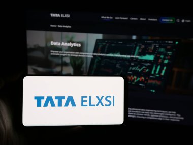 Stuttgart, Almanya - 08-19-2025: Hint teknoloji şirketi Tata Elxsi Limited 'in logosuna sahip akıllı telefon sahibi kişi web sitesinin önünde ekranda. Telefon ekranına odaklan.