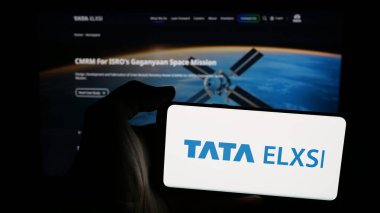 Stuttgart, Almanya - 08-19-2025: Hint teknoloji şirketi Tata Elxsi Limited 'in logosunun bulunduğu cep telefonu web sayfası önünde ekranda. Telefon ekranına odaklan.