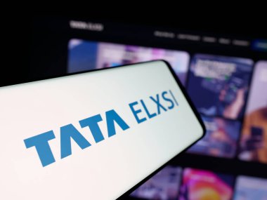 Stuttgart, Almanya - 08-19-2025: Hint teknoloji şirketi Tata Elxsi Limited 'in logosuna sahip akıllı telefon web sitesinin önünde ekranda. Telefon ekranının merkez soluna odaklan.