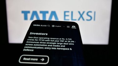 Stuttgart, Almanya - 08-19-2025: Hint teknoloji şirketi Tata Elxsi Limited 'in web sitesiyle birlikte cep telefonu logonun önünde ekranda. Telefon ekranının sol üst kısmına odaklan.