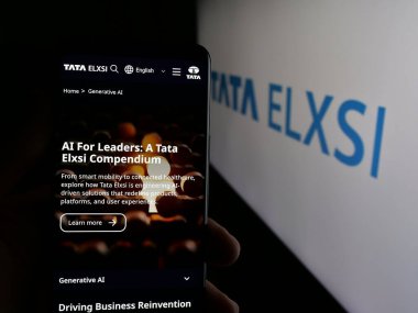 Stuttgart, Almanya - 08-19-2025: Hintli teknoloji şirketi Tata Elxsi Limited 'in internet sayfası olan cep telefonu logosu önünde ekranda. Telefon ekranının merkezine odaklan.