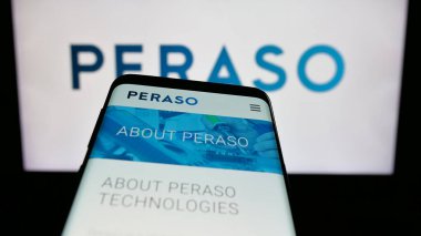 Stuttgart, Almanya - 08-19-2025: ABD 'li yarı iletken şirket Peraso Inc.' in web sitesi ile birlikte logo önünde ekranda. Telefon ekranının sol üst kısmına odaklan.