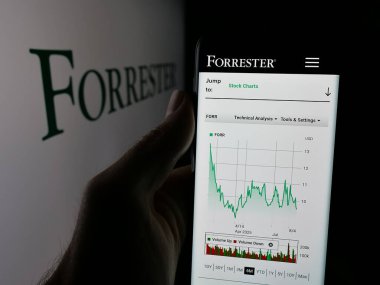 Stuttgart, Almanya - 08-19-2025: ABD 'li danışmanlık şirketi Forrester Research Inc.' in web sayfası ile akıllı telefon sahibi kişi logo önünde ekranda. Telefon ekranının merkezine odaklan.