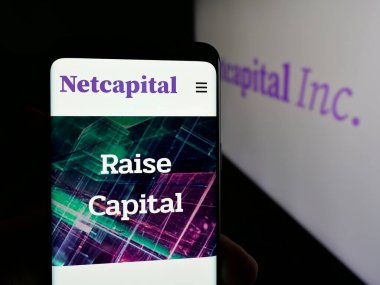 Stuttgart, Almanya - 08-19-2025: ABD 'li fintech şirketi Netcapital Inc.' in web sayfası olan cep telefonu logonun önünde ekranda. Telefon ekranının merkezine odaklan.