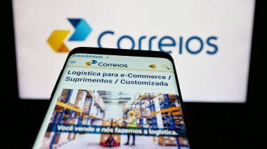 Stuttgart, Almanya - 08-19-2025: Empresa Brasileira de Correios e Telegrafos 'un web sitesinin bulunduğu cep telefonu logonun önünde ekranda. Telefon ekranının sol üst kısmına odaklan.