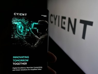 Stuttgart, Almanya - 08-19-2025: Hintli teknoloji şirketi Cyient Ltd. 'nin internet sayfası olan cep telefonu logonun önünde ekranda. Telefon ekranının merkezine odaklan.