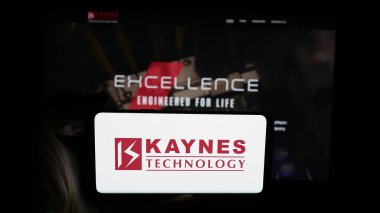 Stuttgart, Almanya - 08-19-2025: Hint şirketi Kaynes Technology India Ltd. 'nin logosu olan cep telefonu web sayfasının önünde ekranda. Telefon ekranına odaklan.