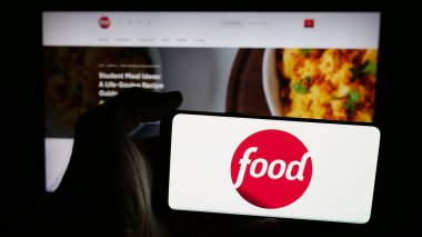 Stuttgart, Almanya - 08-20-2025: ABD kablolu televizyon kanalı Food Network 'ün logosunun bulunduğu cep telefonu web sayfası önünde ekranda. Telefon ekranına odaklan.