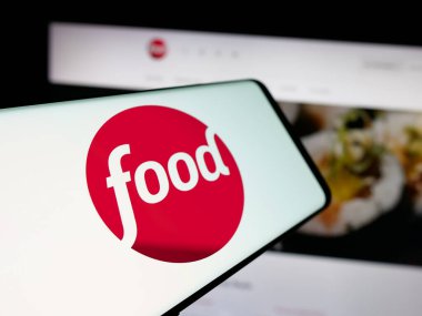 Stuttgart, Almanya - 08-20-2025: İnternet sitesi önünde ekranda ABD kablolu televizyon kanalı Food Network logosu bulunan akıllı telefon. Telefon ekranının merkez soluna odaklan.