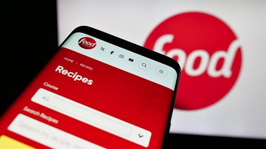 Stuttgart, Almanya - 08-20-2025: ABD kablolu televizyon kanalı Food Network 'ün web sitesi ile birlikte logo önünde cep telefonu. Telefon ekranının sol üst kısmına odaklan.