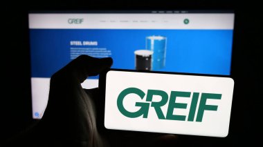 Stuttgart, Almanya - 08-20-2025: ABD 'li imalat şirketi Greif Inc.' nin logosunun bulunduğu cep telefonu web sayfası önünde ekranda. Telefon ekranına odaklan.
