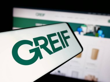 Stuttgart, Almanya - 08-20-2025: Web sitesi önünde ekranda ABD 'li imalat şirketi Greif Inc.' in logosuna sahip akıllı telefon. Telefon ekranının merkez soluna odaklan.