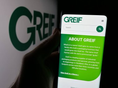 Stuttgart, Almanya - 08-20-2025: ABD 'li imalat şirketi Greif Inc.' in web sayfası ile akıllı telefon sahibi kişi logonun önünde ekranda. Telefon ekranının merkezine odaklan.