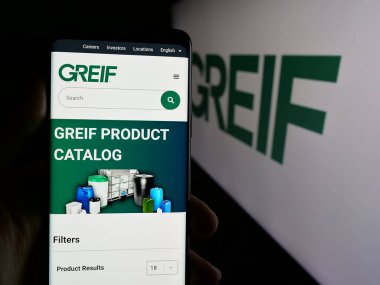 Stuttgart, Almanya - 08-20-2025: ABD 'li imalat şirketi Greif Inc.' nin web sayfası olan cep telefonu logonun önünde ekranda. Telefon ekranının merkezine odaklan.