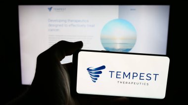 Stuttgart, Almanya - 08-20-2025: ABD 'li biyoteknoloji şirketi Tempest Therapeutics Inc.' in logosunun bulunduğu cep telefonu web sayfasının önünde ekranda. Telefon ekranına odaklan.