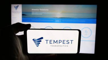 Stuttgart, Almanya - 08-20-2025: ABD 'li biyoteknoloji şirketi Tempest Therapeutics Inc.' in logosunun bulunduğu cep telefonu web sayfasının önünde ekranda. Telefon ekranına odaklan.
