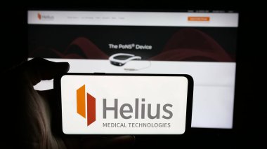 Stuttgart, Almanya - 08-20-2025: ABD 'li Helius Medical Technologies Inc. şirketinin logosunun bulunduğu cep telefonu web sayfası önünde ekranda. Telefon ekranına odaklan.
