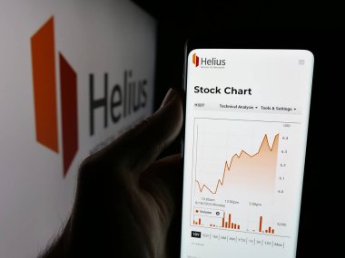 Stuttgart, Almanya - 08-20-2025: ABD 'li Helius Medical Technologies Inc. şirketinin web sayfası ile akıllı telefon sahibi kişi logonun önünde ekranda. Telefon ekranının merkezine odaklan.