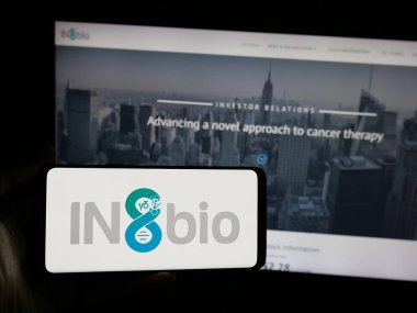 Stuttgart, Almanya - 08-20-2025: ABD 'li biyofarmasötik şirketi IN8bio Inc.' in logosunu elinde tutan kişi web sitesinin önünde ekranda. Telefon ekranına odaklan.