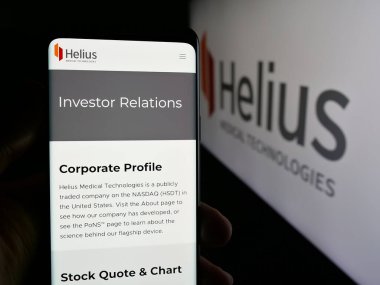 Stuttgart, Almanya - 08-20-2025: ABD 'li Helius Medical Technologies Inc. şirketinin web sayfası logo önünde ekranda. Telefon ekranının merkezine odaklan.