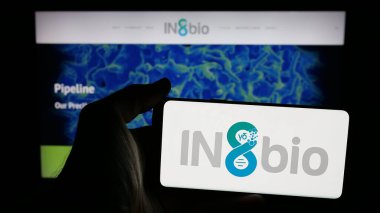 Stuttgart, Almanya - 08-20-2025: ABD 'li biyofarmasötik şirketi IN8bio Inc.' in logosunun bulunduğu cep telefonu web sayfası önünde ekranda. Telefon ekranına odaklan.