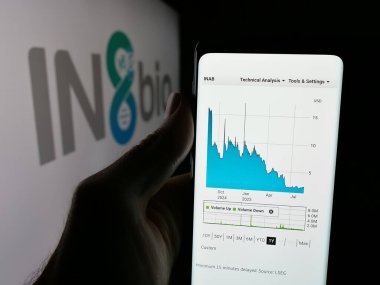 Stuttgart, Almanya - 08-20-2025: ABD 'li biyofarmasötik şirketi IN8bio Inc.' in web sayfası olan cep telefonu logonun önünde ekranda. Telefon ekranının merkezine odaklan.