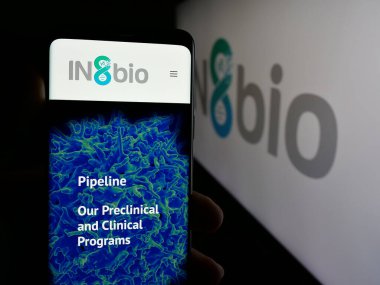 Stuttgart, Almanya - 08-20-2025: ABD 'li biyofarmasötik şirketi IN8bio Inc.' in web sayfası ile akıllı telefon sahibi kişi logonun önünde ekranda. Telefon ekranının merkezine odaklan.