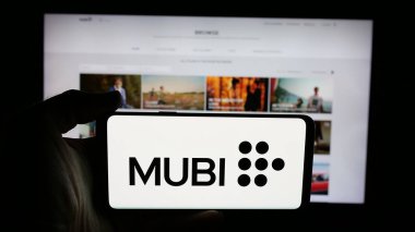 Stuttgart, Almanya - 08-20-2025: İngiliz yayın platformu şirketi Mubi 'nin logosunun bulunduğu cep telefonu web sayfası önünde ekranda. Telefon ekranına odaklan.