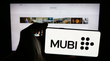 Stuttgart, Almanya - 08-20-2025: İngiliz yayın platformu şirketi Mubi 'nin logosunun bulunduğu cep telefonu web sayfası önünde ekranda. Telefon ekranına odaklan.