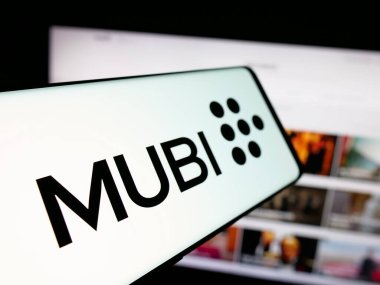 Stuttgart, Almanya - 08-20-2025: İngiliz yayın platformu şirketi Mubi 'nin logosuna sahip akıllı telefon web sitesinin önünde ekranda. Telefon ekranının soluna odaklan.