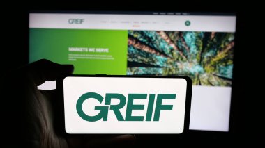 Stuttgart, Almanya - 08-20-2025: ABD 'li imalat şirketi Greif Inc.' nin logosunun bulunduğu cep telefonu web sayfası önünde ekranda. Telefon ekranına odaklan.